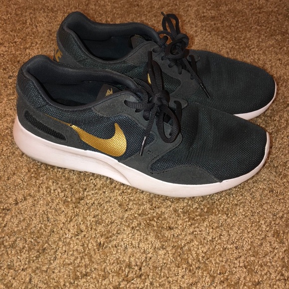 Nike Shoes - Nike tennis shoes